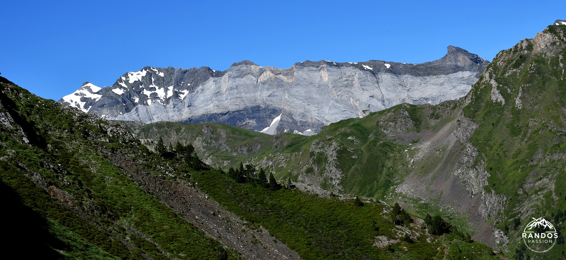 La muraille de Barroude vue depuis le sentier du lac de Catchet