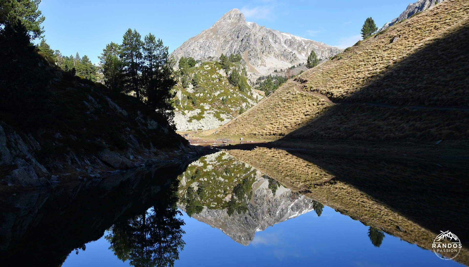 Le pic du Bastan se reflette sur un lac du massif du Néouvielle